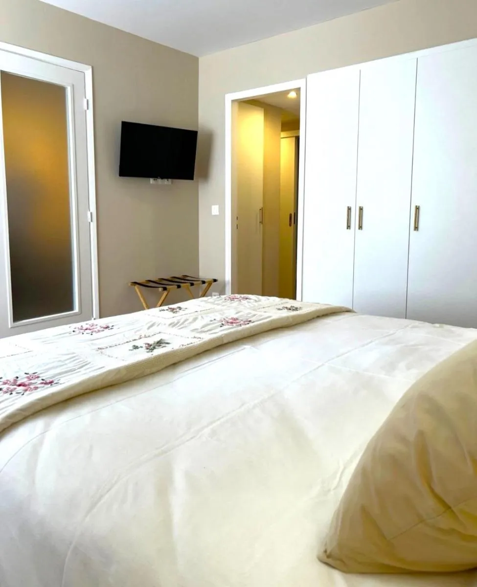 Image 3 of Queens Avenue Apartment