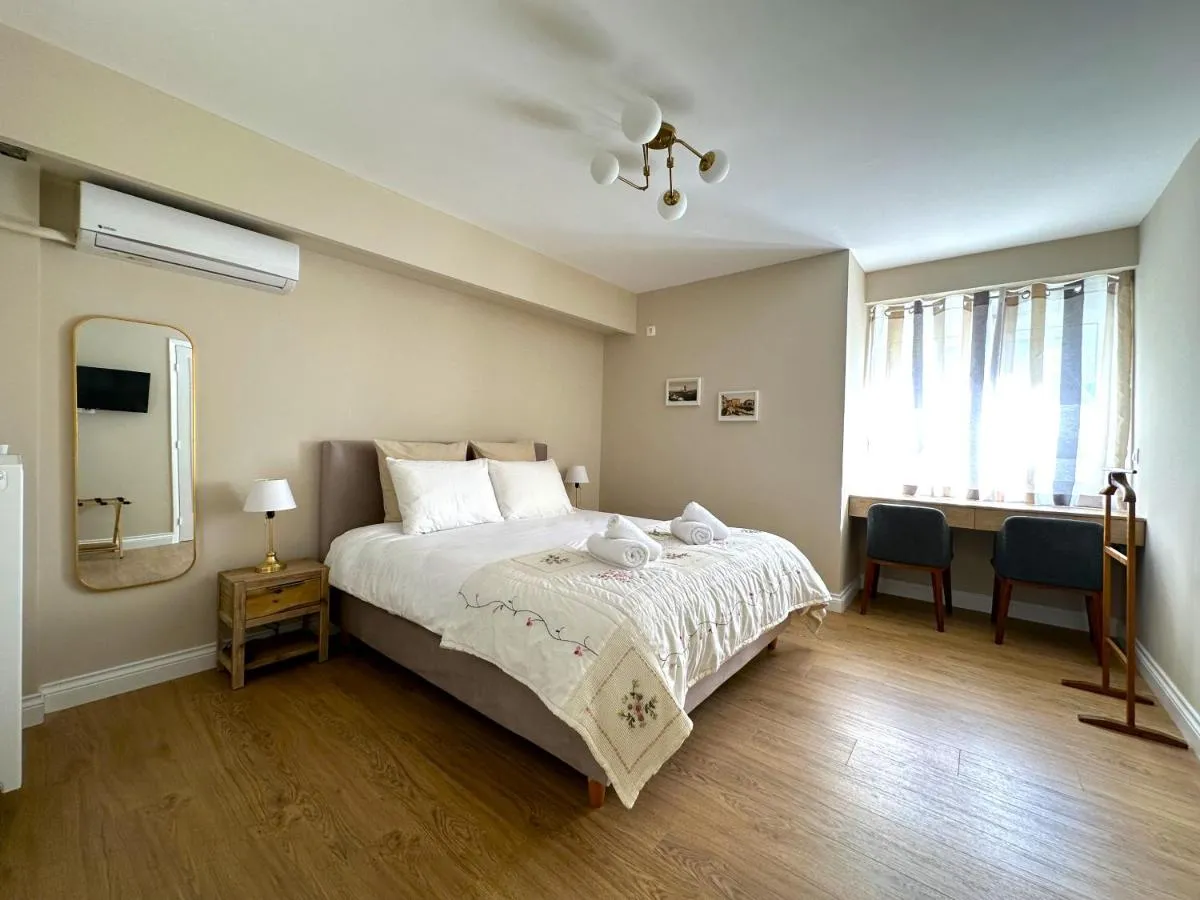 Image 2 of Queens Avenue Apartment