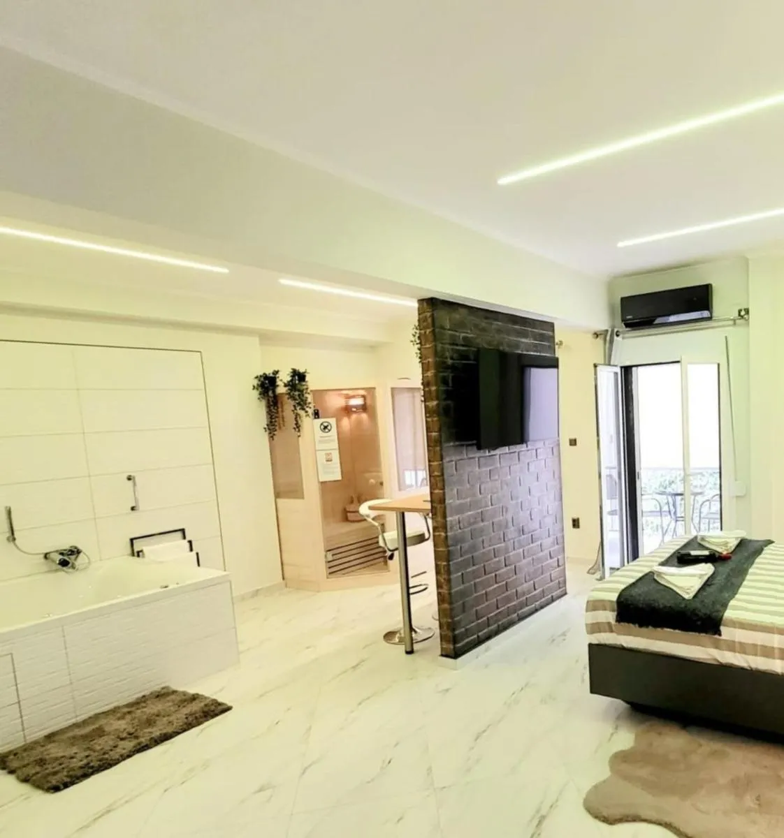 Image 3 of ROMANTIC DELUXE SVITE wise Jacuzzi and Sauna