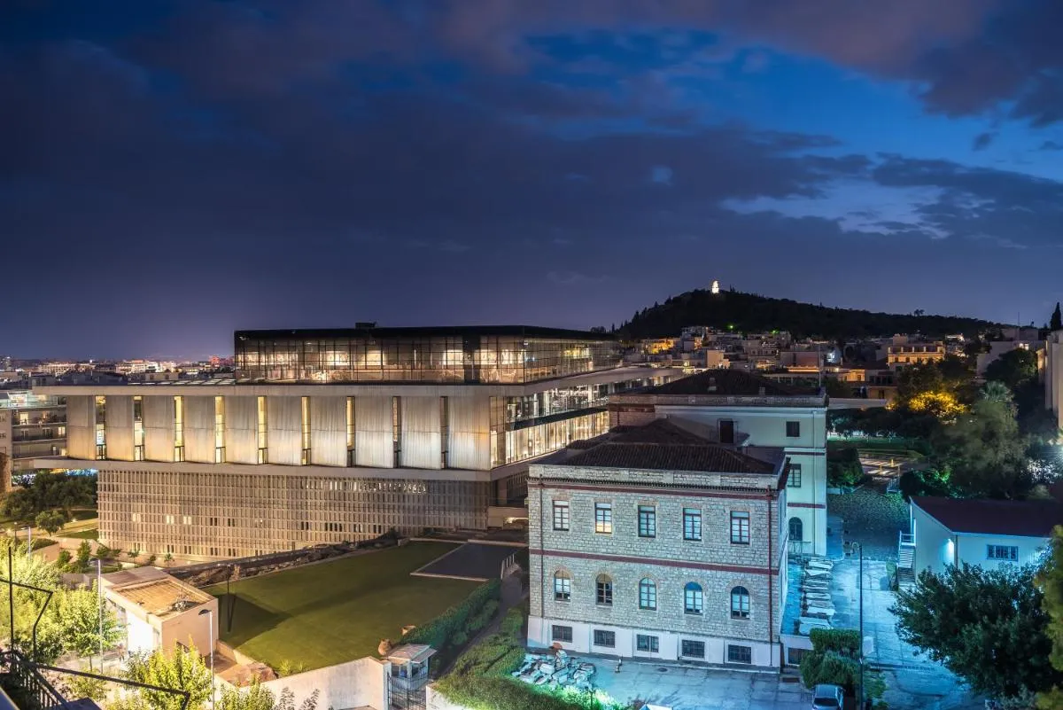 Image 2 of Splash Of Glam I 10 steps from Acropolis