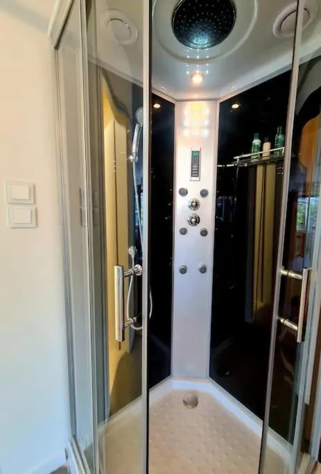 Image 3 of Sunny Home Private Jacuzzi Hydromassage, Underground Parking, 300m Metro Peristeri