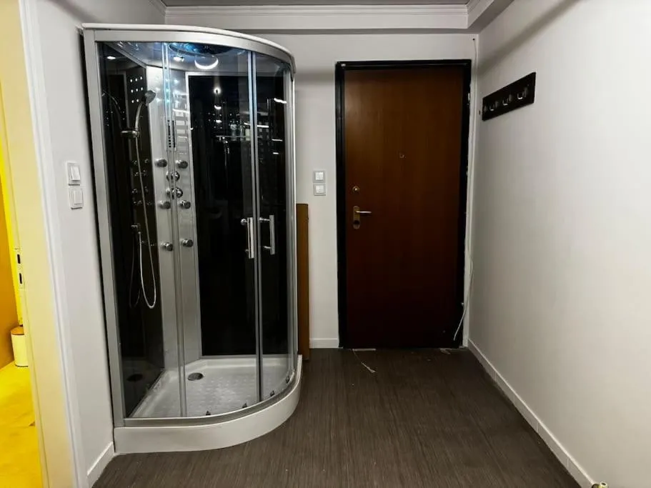Image 5 of Sunny Home Private Jacuzzi Hydromassage, Underground Parking, 300m Metro Peristeri