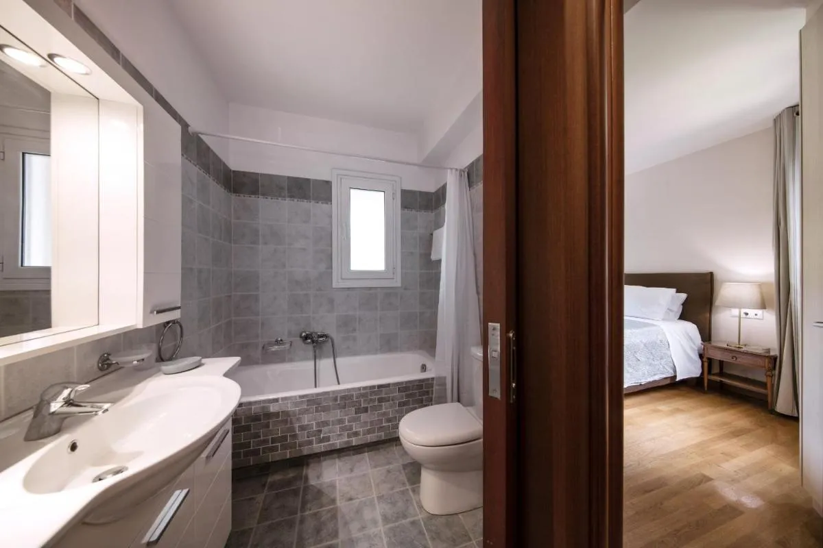 Image 2 of 2 bedroom flat next to Acropolis