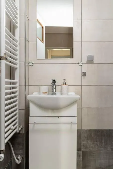 Image 3 of Amazing Huge Bright full 3BDR apt inAcropolis
