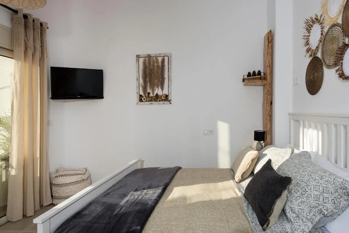 Image 2 of Athena Luxury Studios