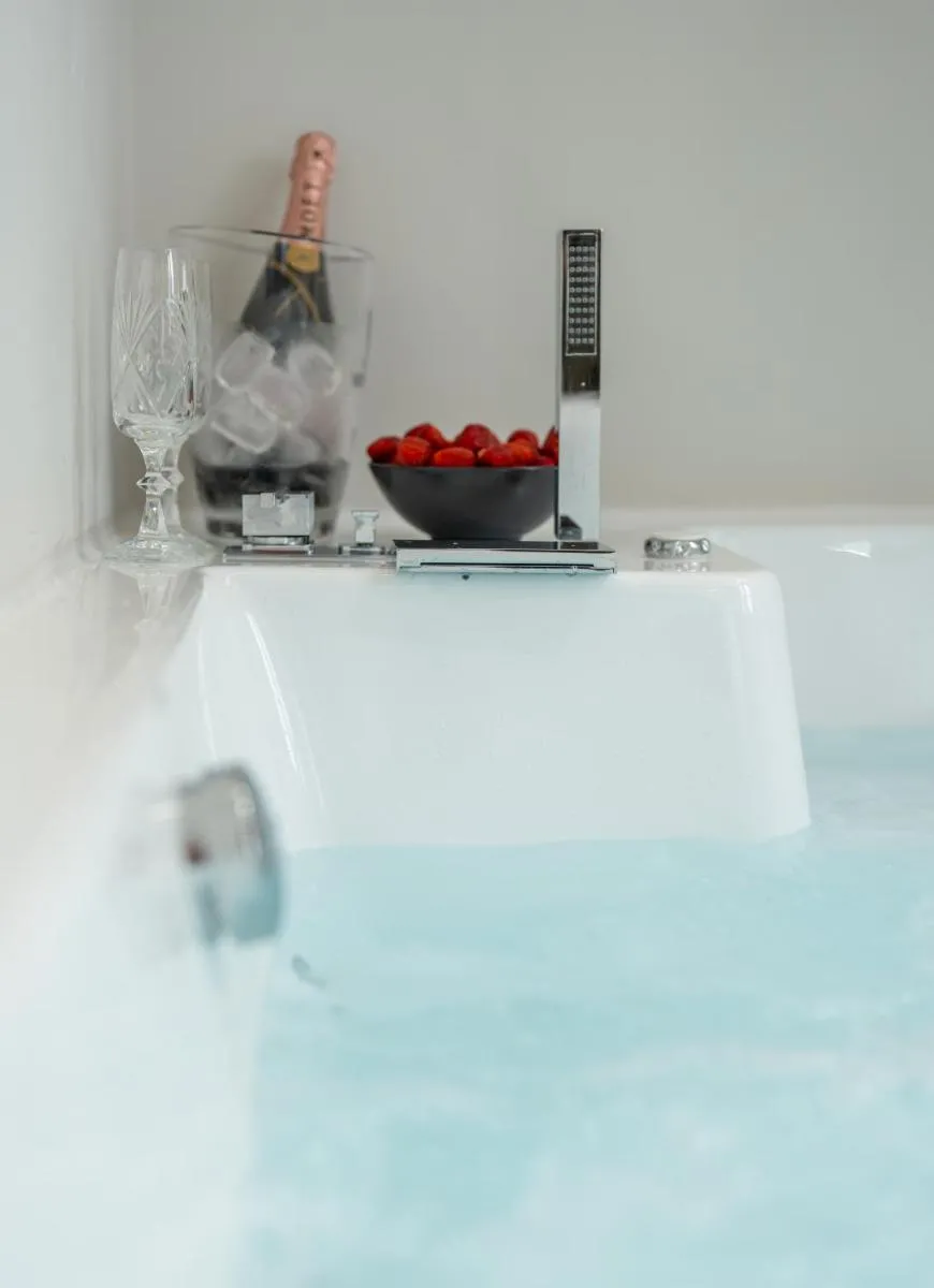 Image 1 of Derouse Othon Suite with Hydromassage Jacuzzi