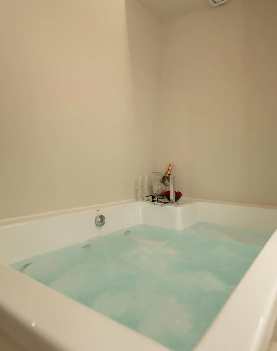Image 6 of Derouse Othon Suite with Hydromassage Jacuzzi