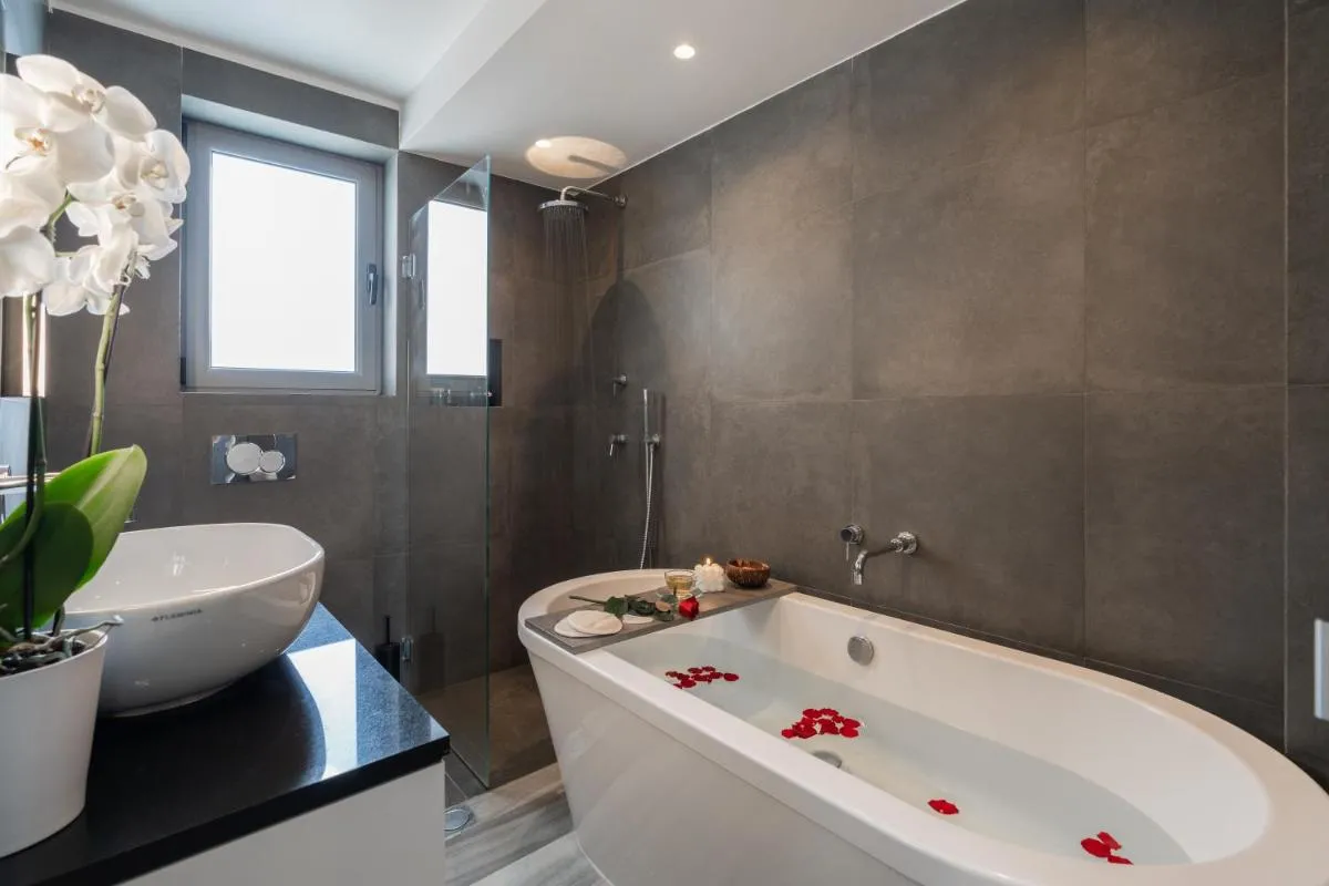 Image 2 of Elegant Suite – Acropolis