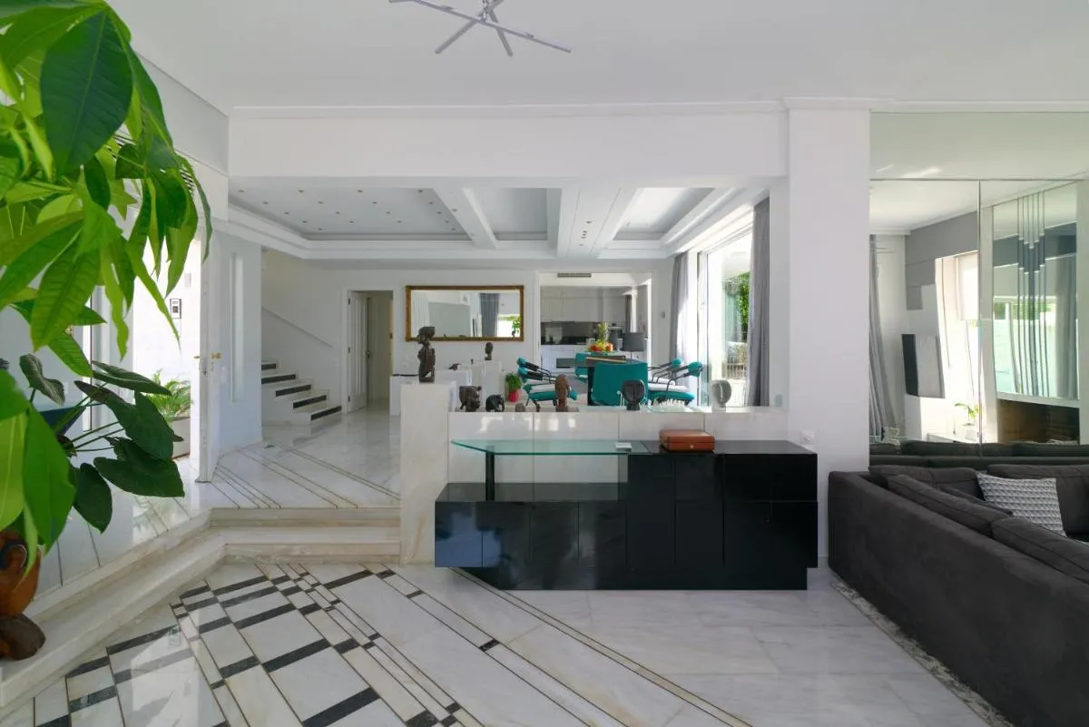Image 2 of Luxury Villa with Pool, BBQ & Garden in Vouliagmeni