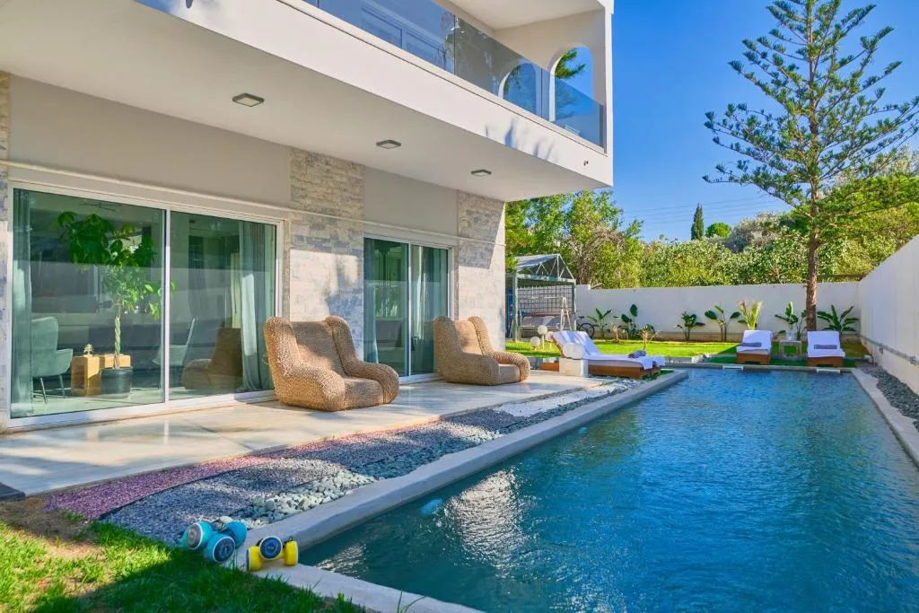 Image of Luxury Villa with Pool, BBQ & Garden in Vouliagmeni