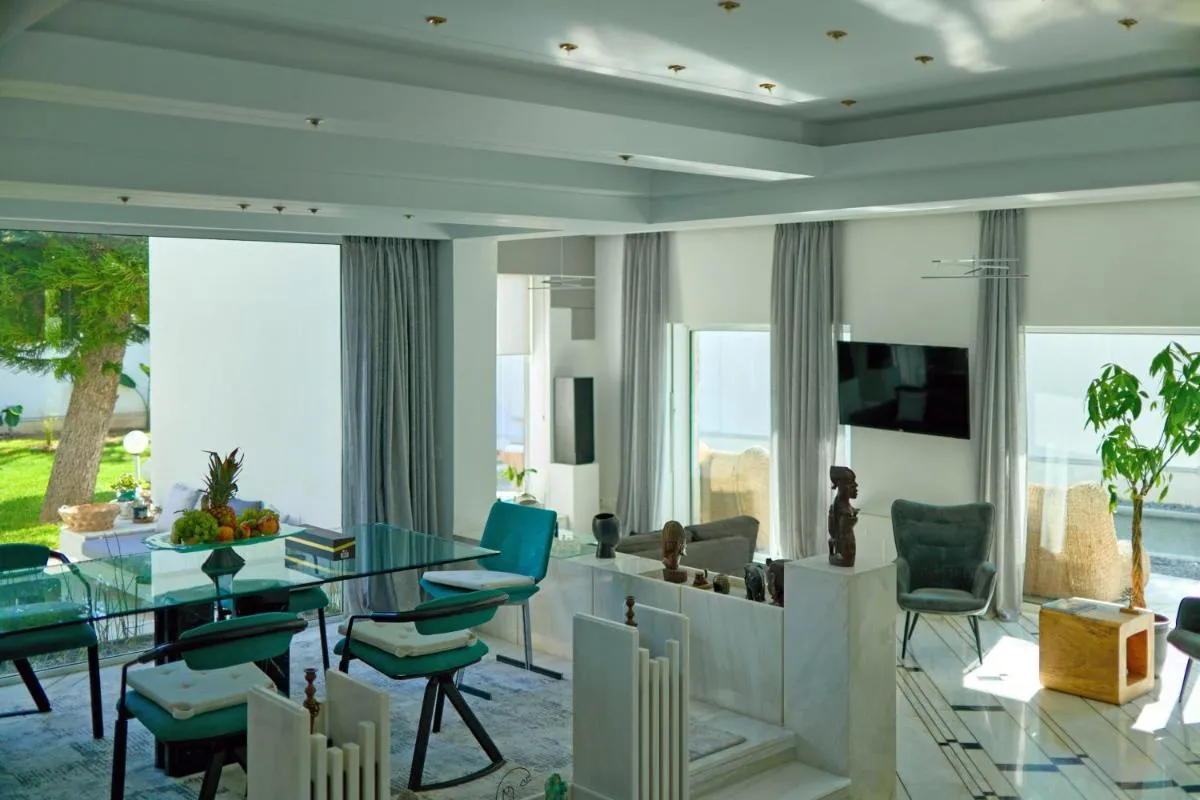 Image 5 of Luxury Villa with Pool, BBQ & Garden in Vouliagmeni