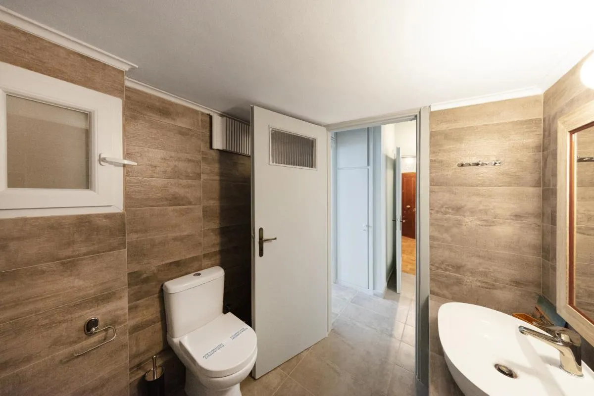 Image 2 of Spacious 3 Bedroom apt near Acropolis museum