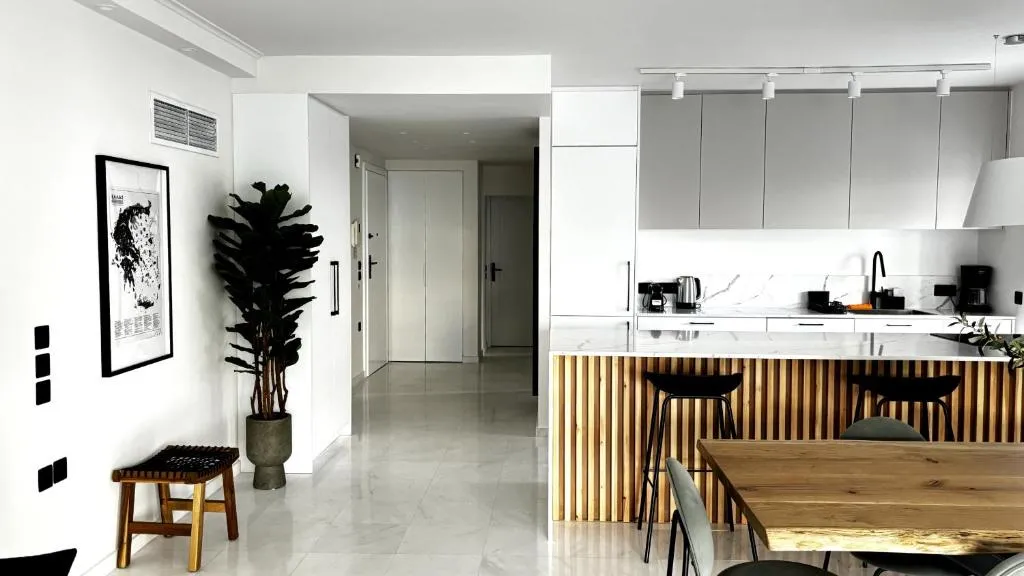 Image of The White Marble – Spacious, 4BR, 2BA by BnC