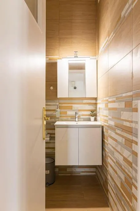 Image 3 of Thrive apt 100metre to Acropolis