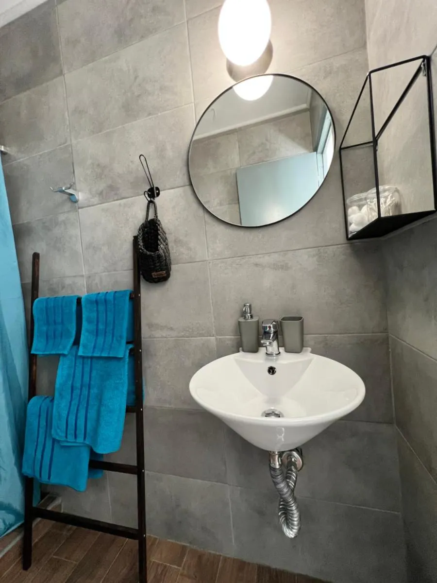 Image 2 of Zeus Bright & New Apartment – 25′ walk to the Acropolis