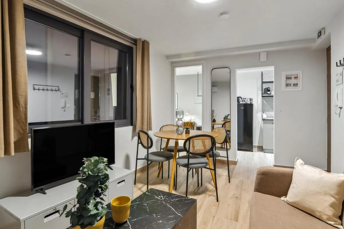 Image 4 of limehome Athens Solonos