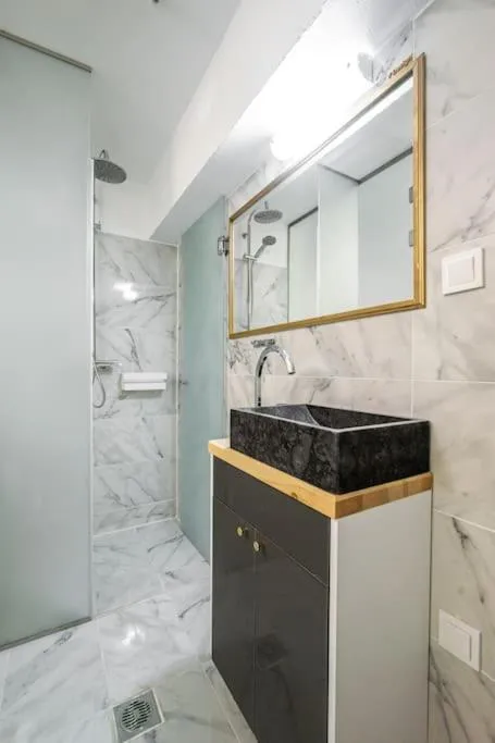 Image 3 of modern boutique apartment