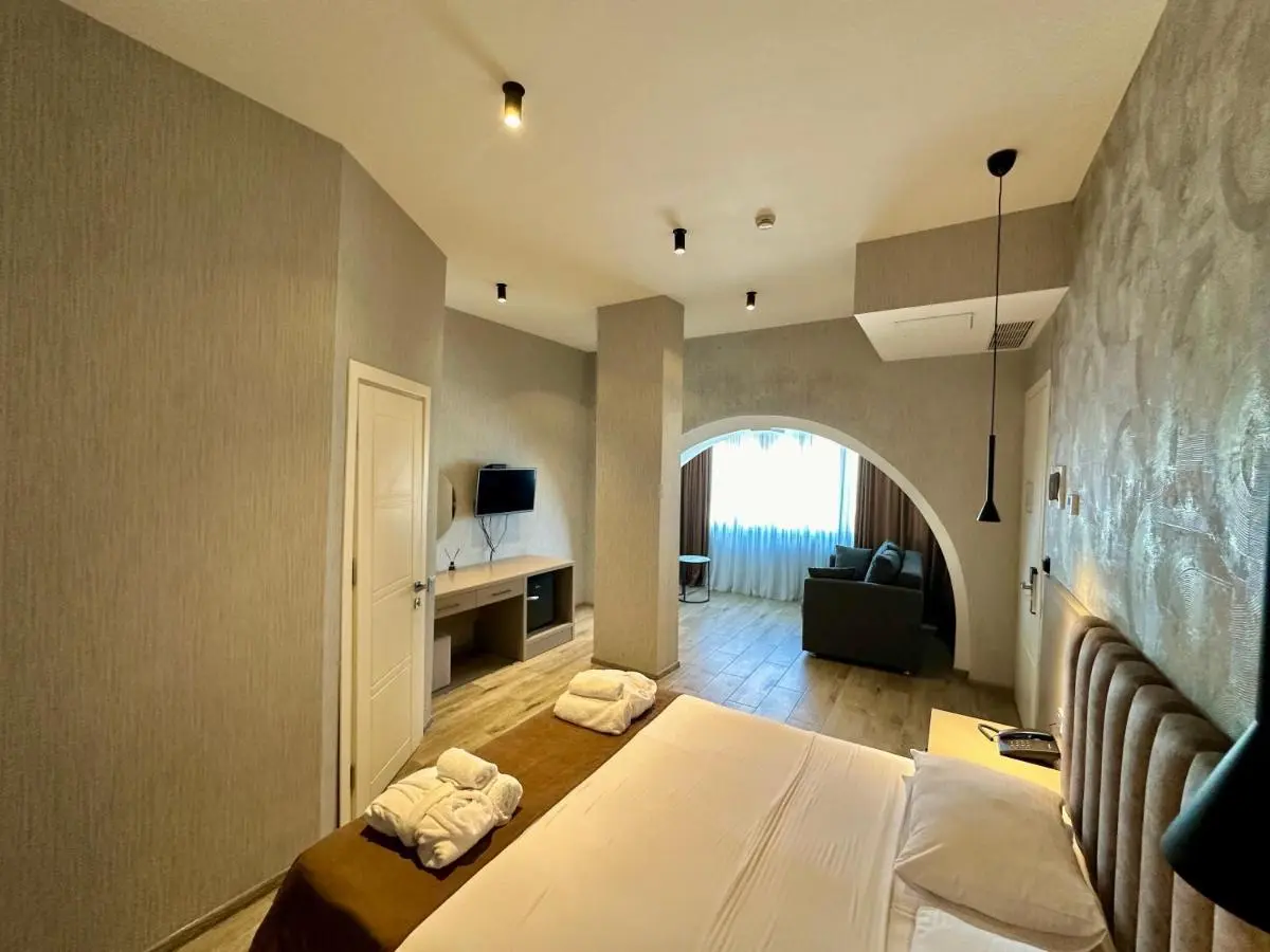 Image 2 of Emerald Hotel