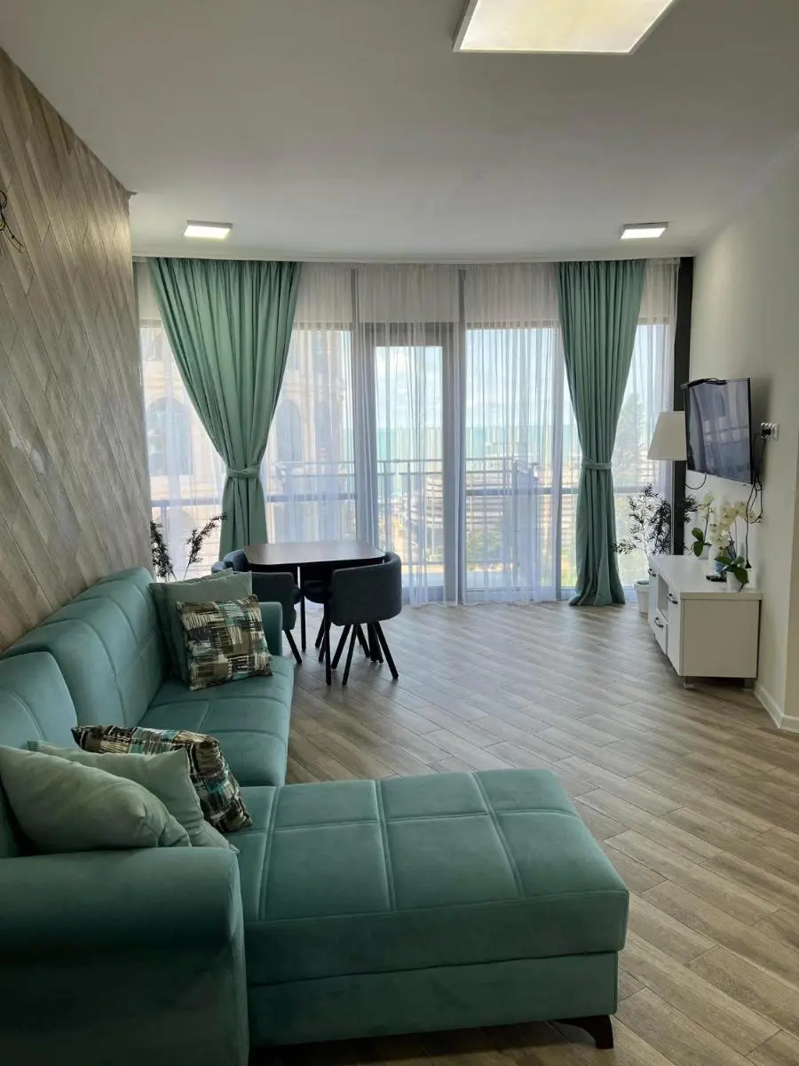 Image 5 of Holiday Lux Tower