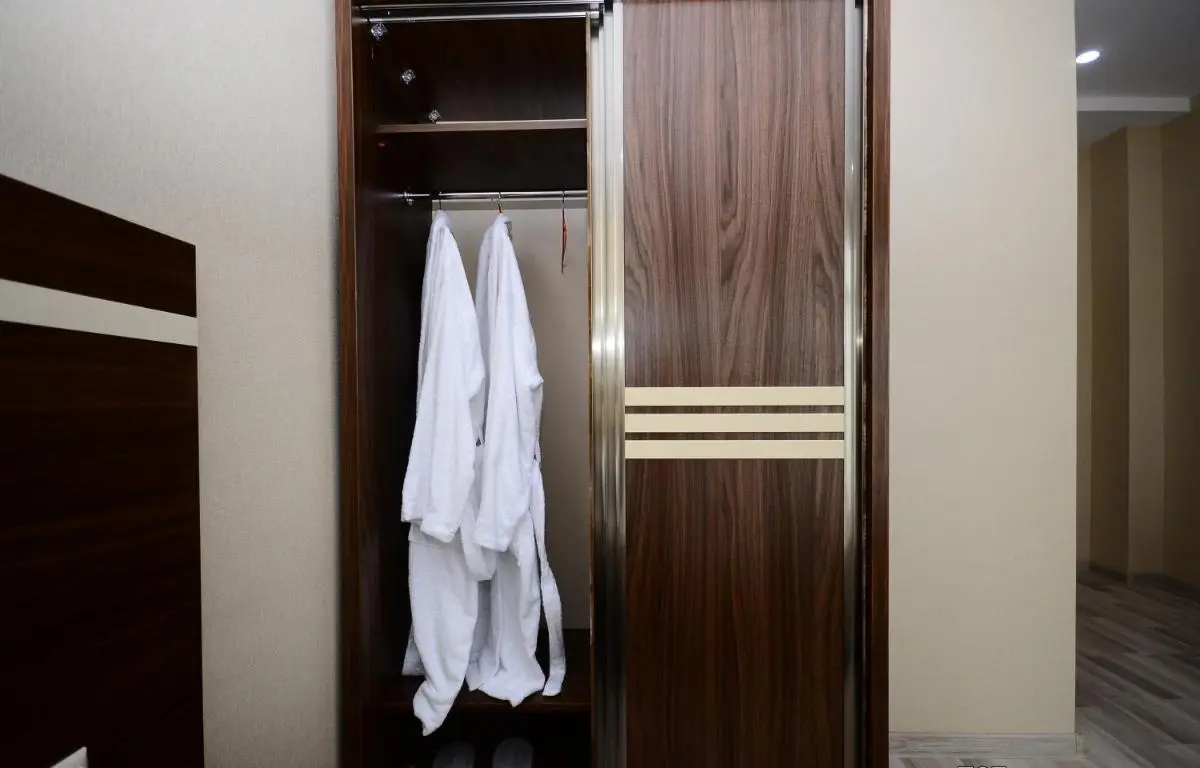 Image 2 of Hotel 725 B
