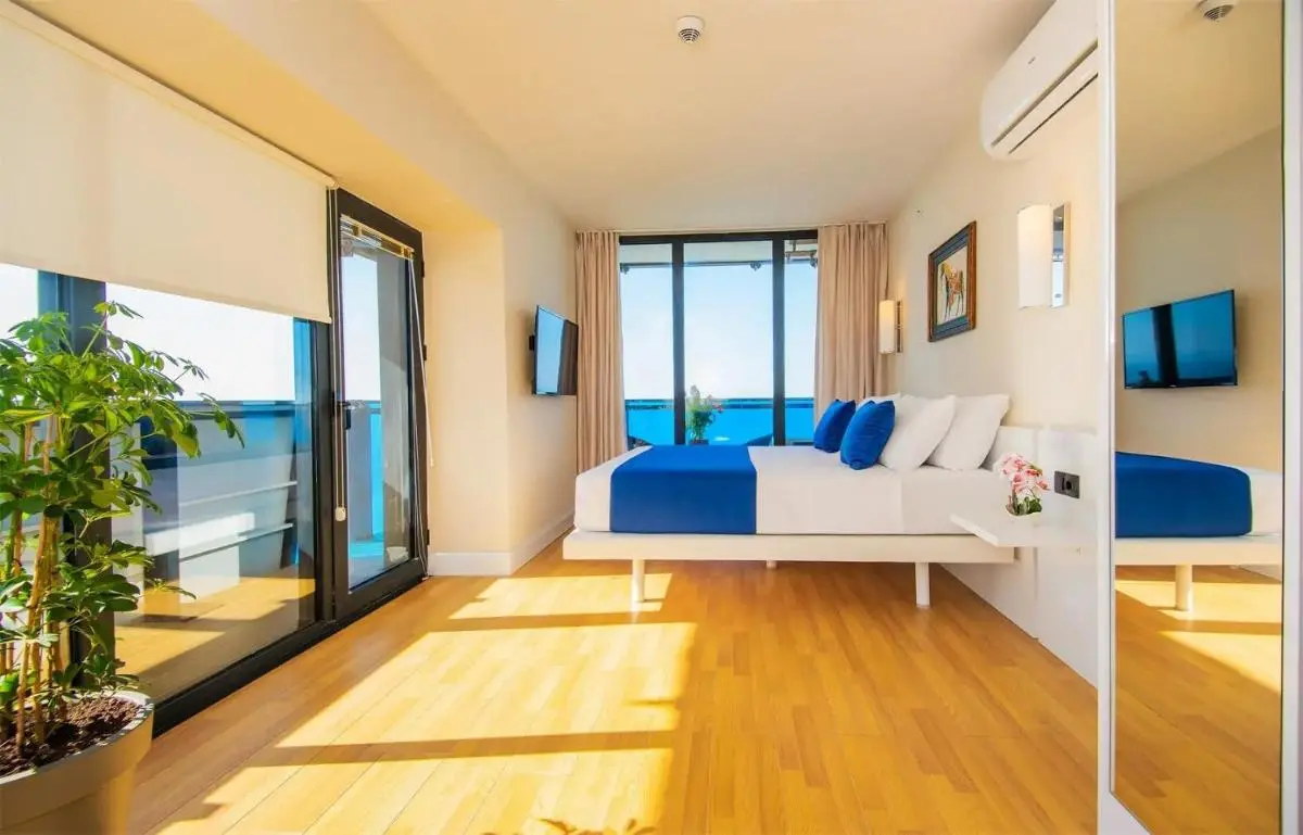 Image 2 of Panorama King Suite Sea View Hotel