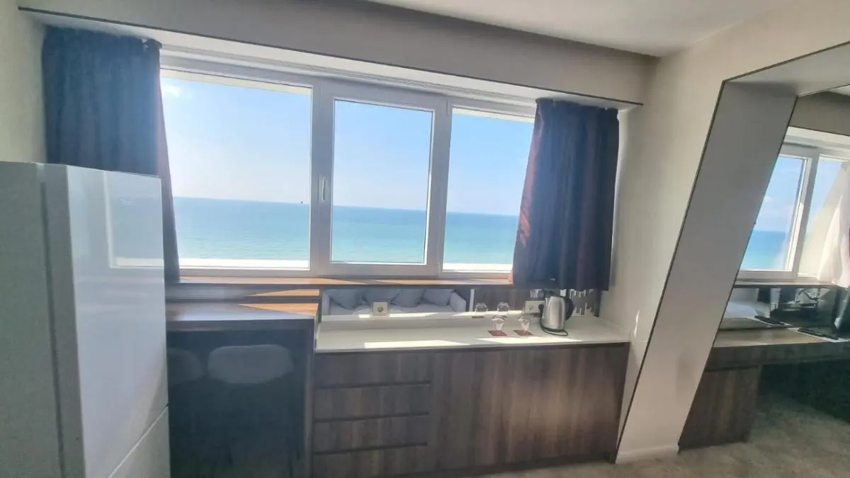 Image 1 of Panoramic 100 meters from the sea 26th floor