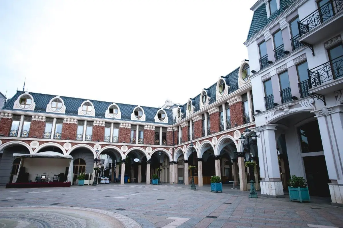 Image 2 of Piazza Four Colours