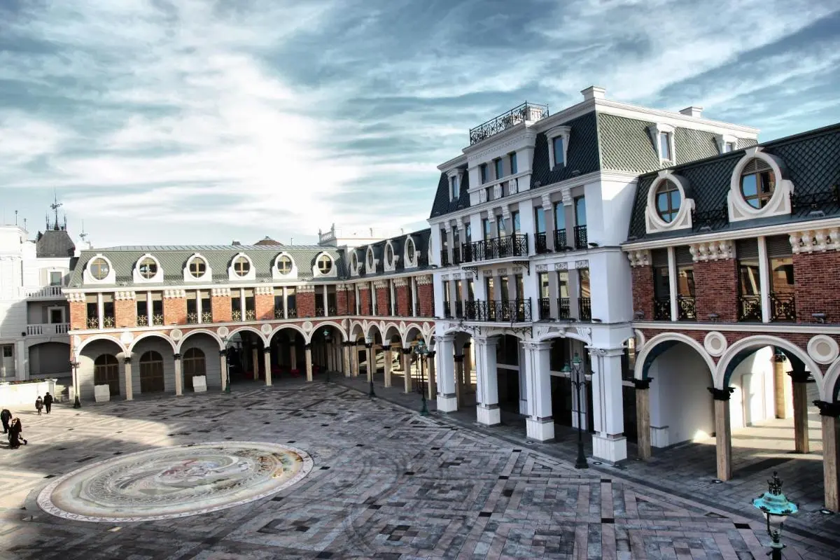 Image 1 of Piazza Four Colours
