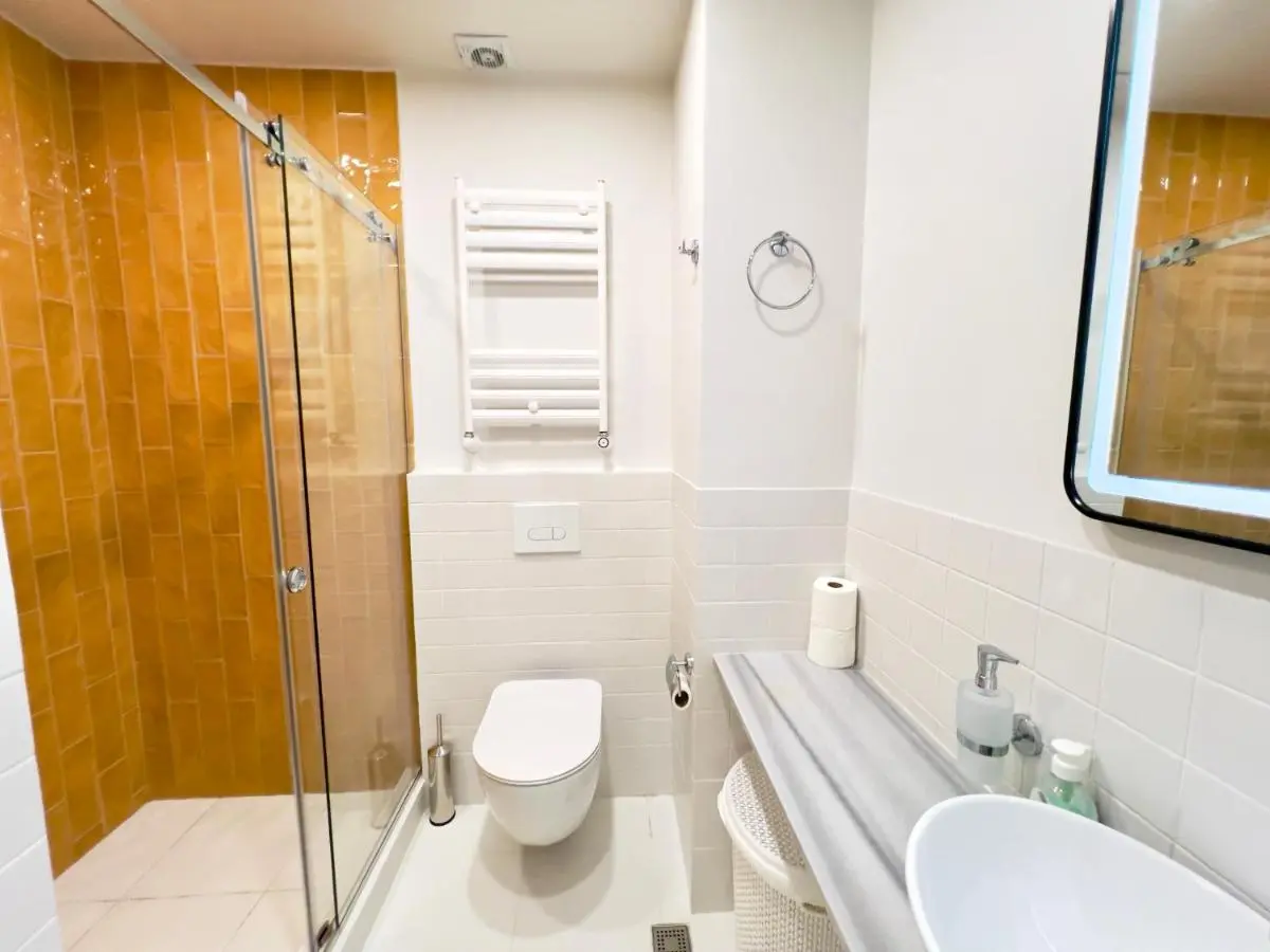 Image 2 of Солнечная квартира с отдельной спальней и панорамным видом на горы Next Apartments