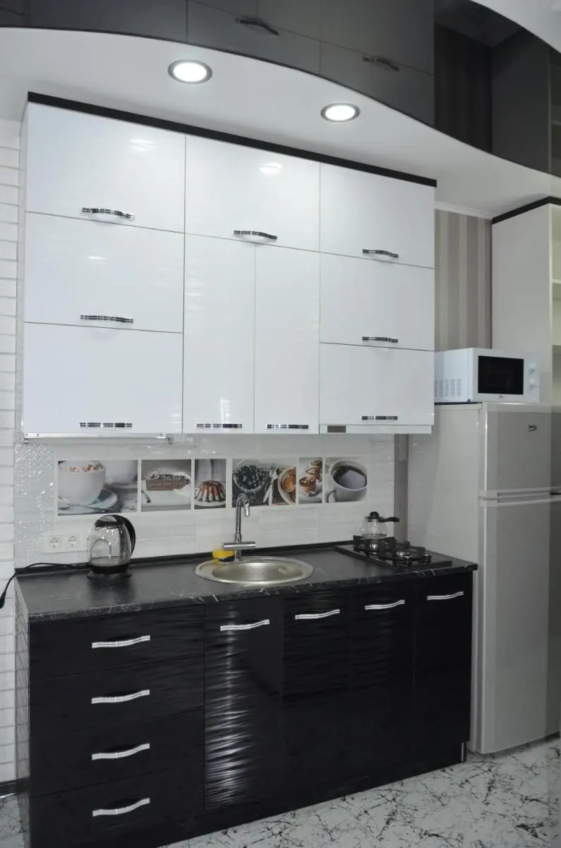 Image 3 of Studio “Black – White”