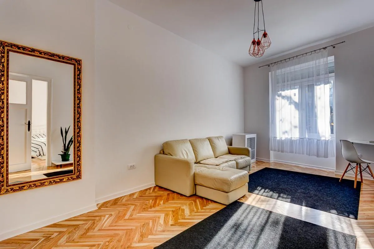Bright Apartment Central — 2