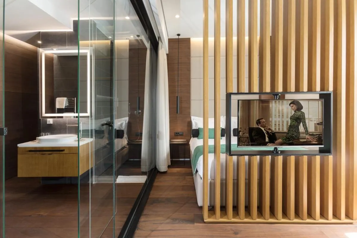 Dominic Smart & Luxury Suites – Parliament — 3