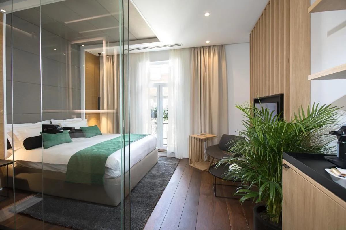 Dominic Smart & Luxury Suites – Parliament — 2