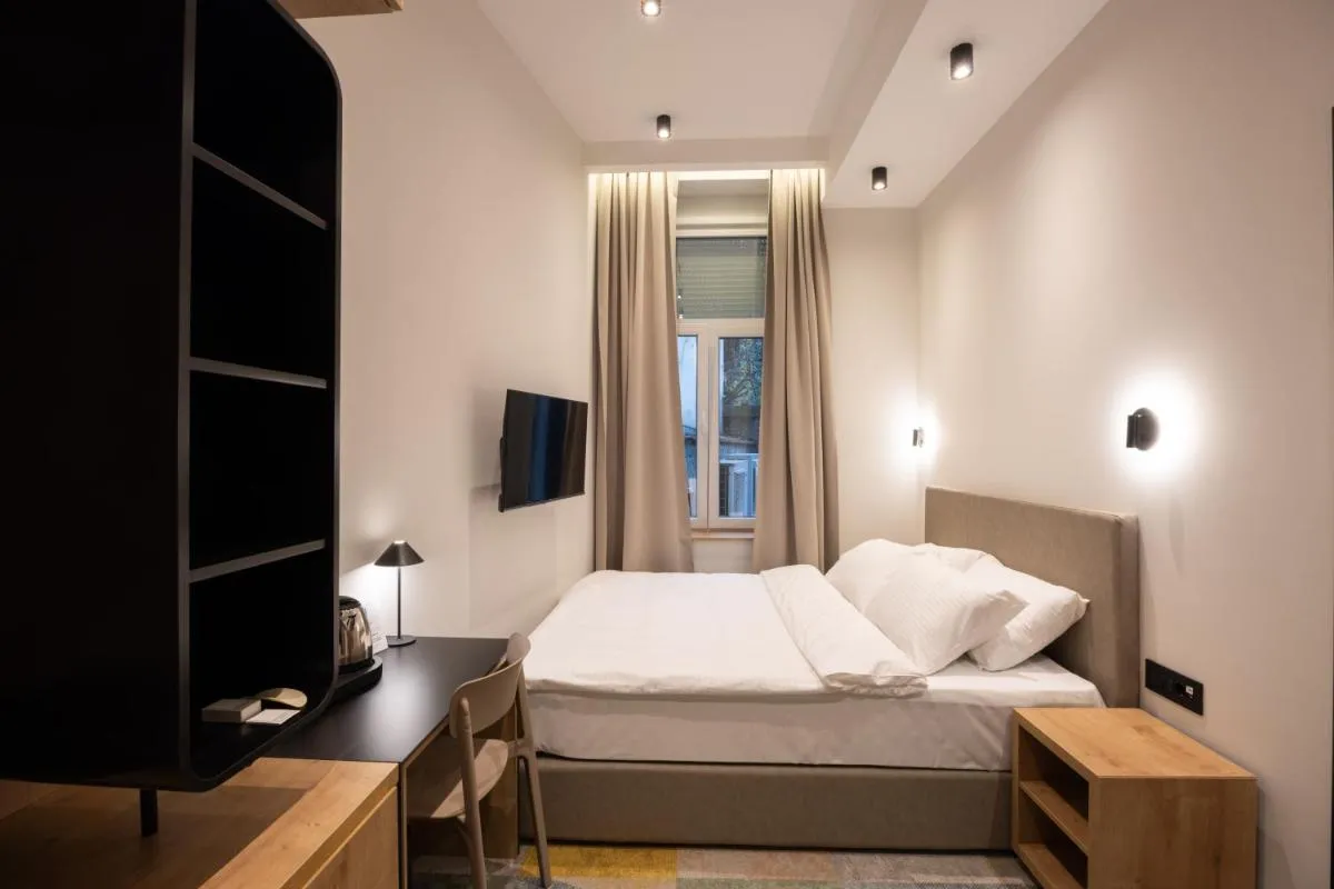 Hop Inn Rooms & Suites — 3