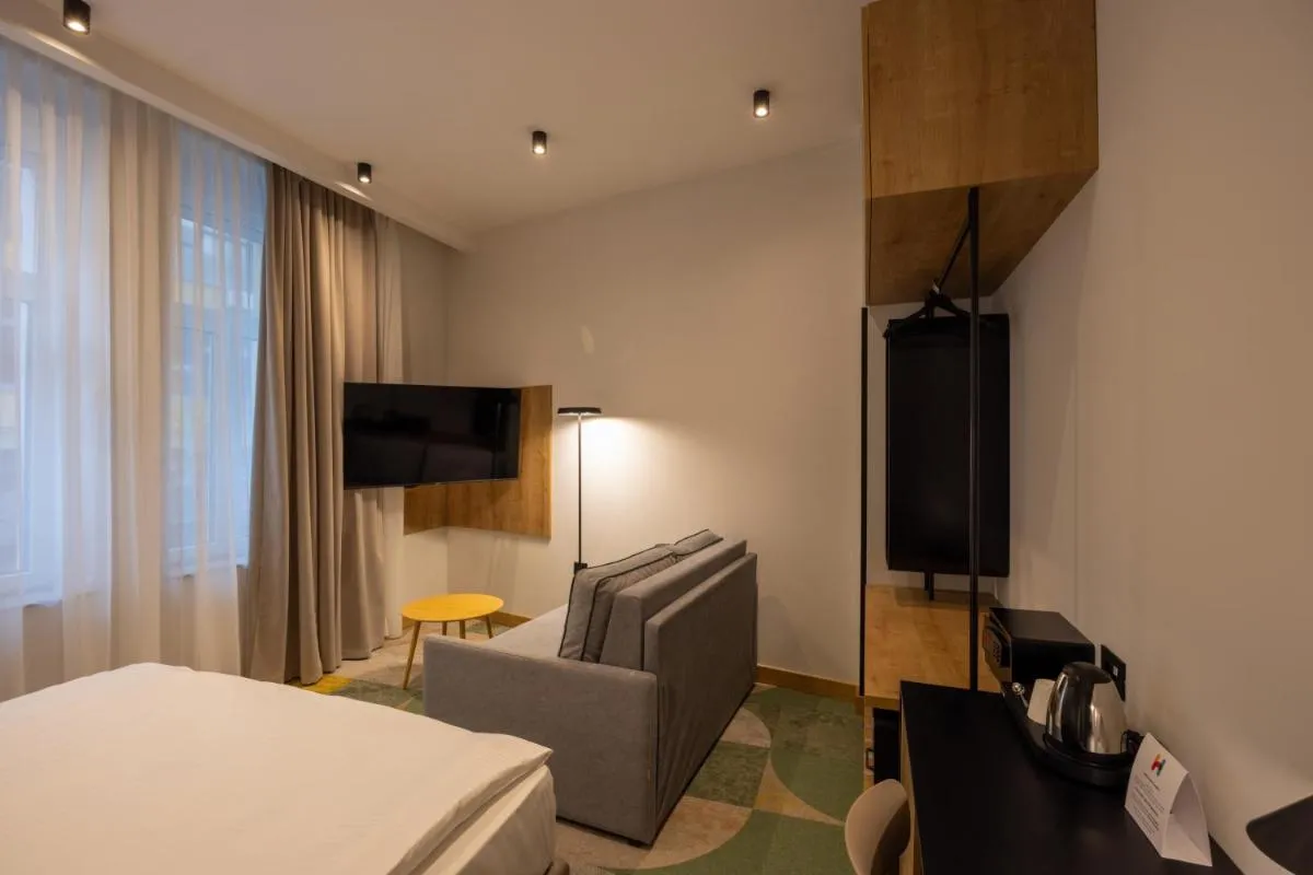 Hop Inn Rooms & Suites — 5
