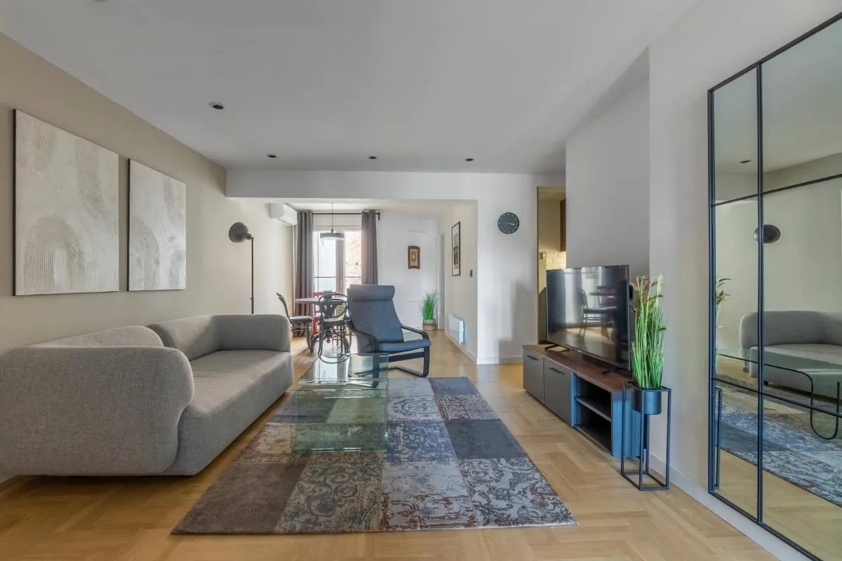 HostGost Selected Suites – Parliament — 3
