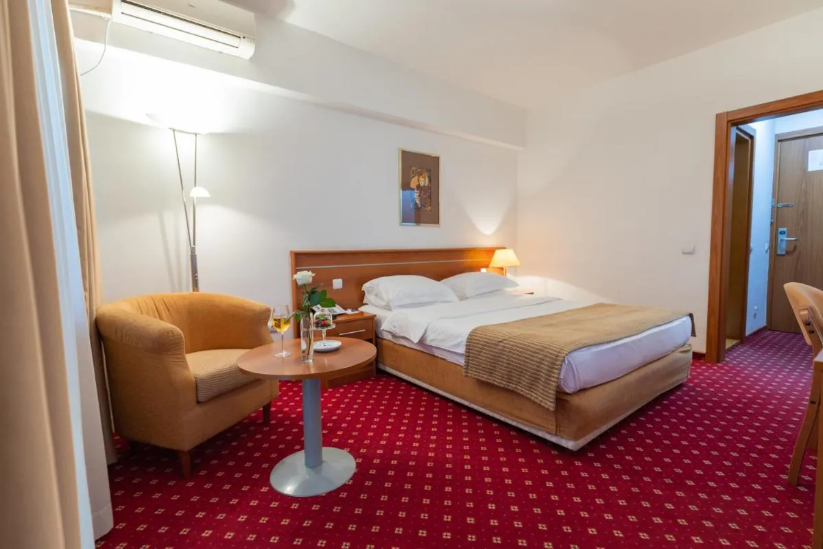 Hotel M — 2