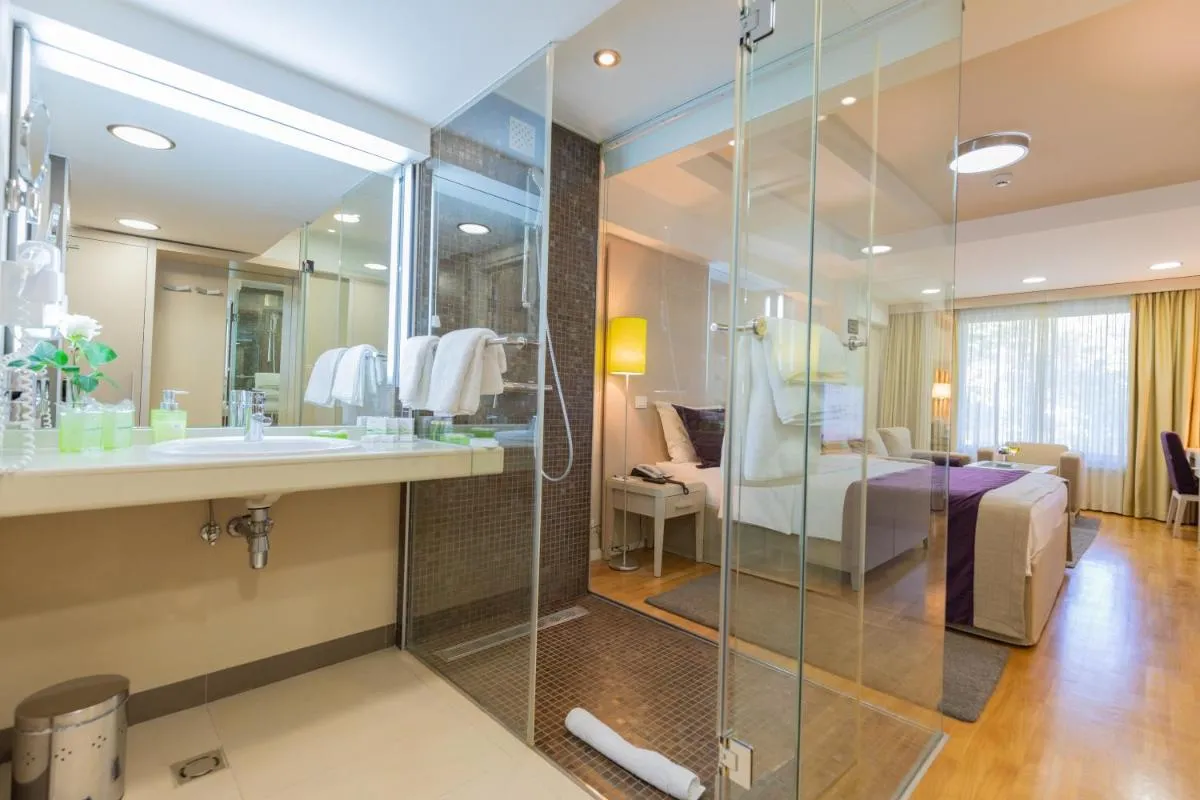 Hotel M — 3