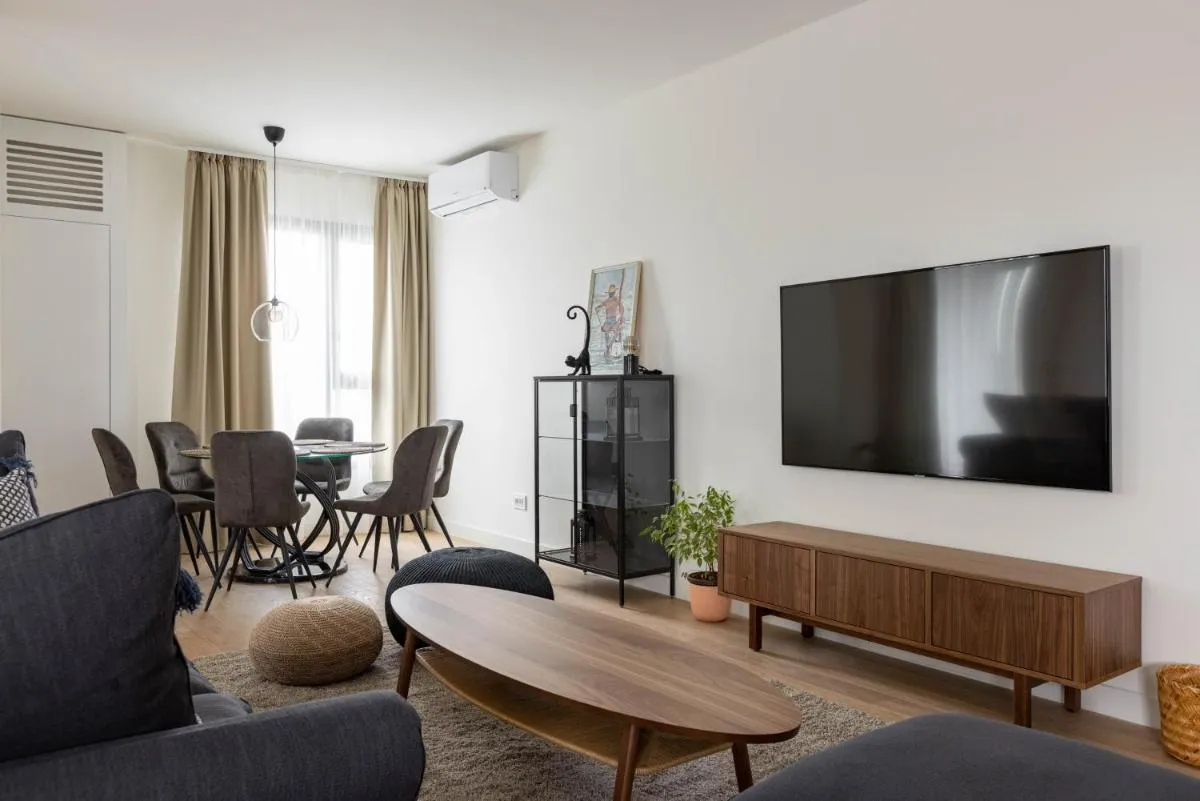 Huge 3 Bedroom Apartment With River View — 5