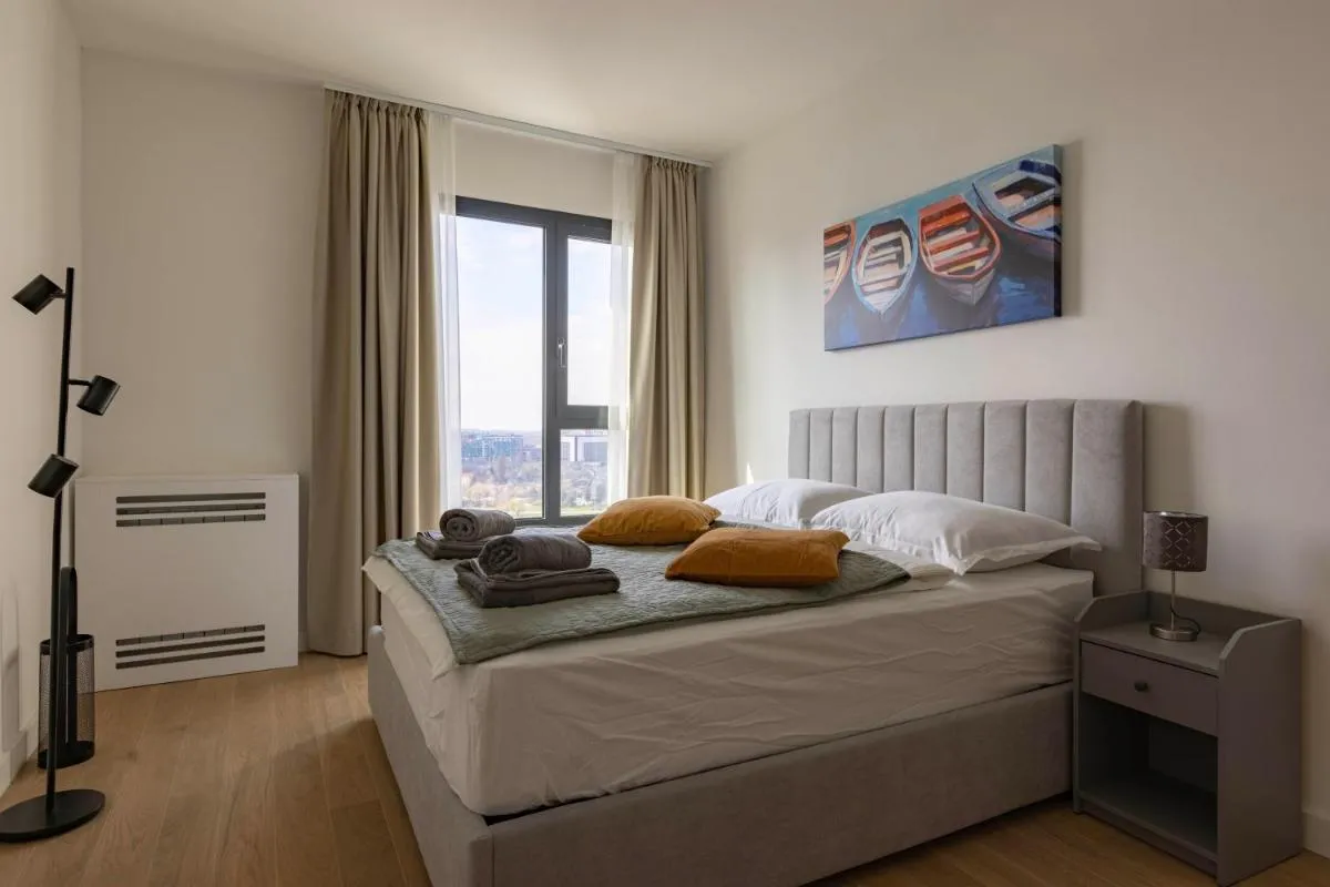 Huge 3 Bedroom Apartment With River View — 2