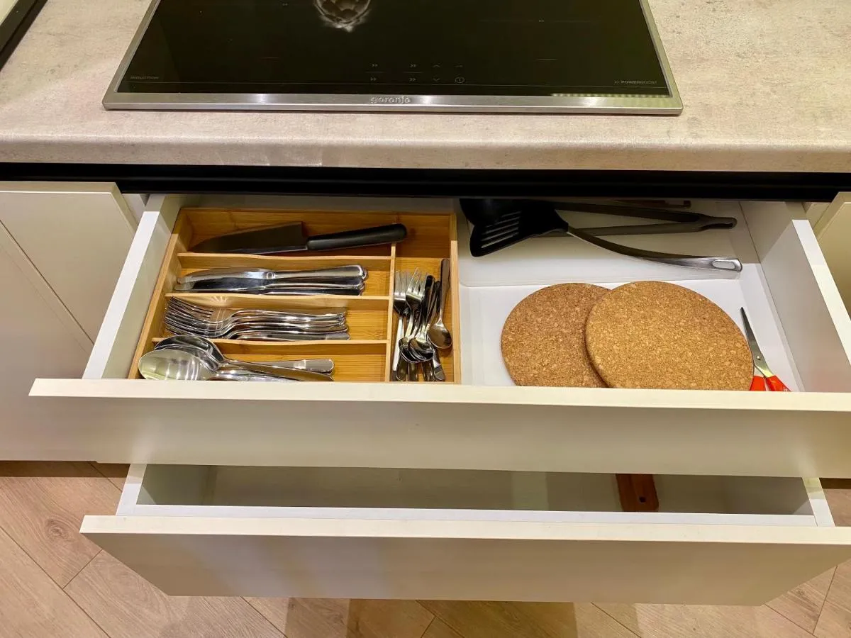 IvArt, City Center, Lux 2BR apartment, 2 Queen Size Beds — 5