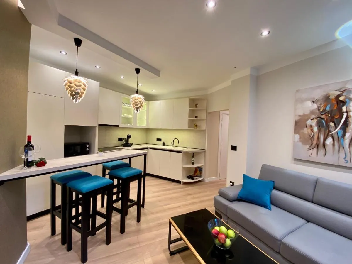 IvArt, City Center, Lux 2BR apartment, 2 Queen Size Beds — 4