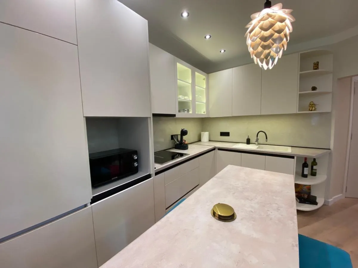 IvArt, City Center, Lux 2BR apartment, 2 Queen Size Beds — 3