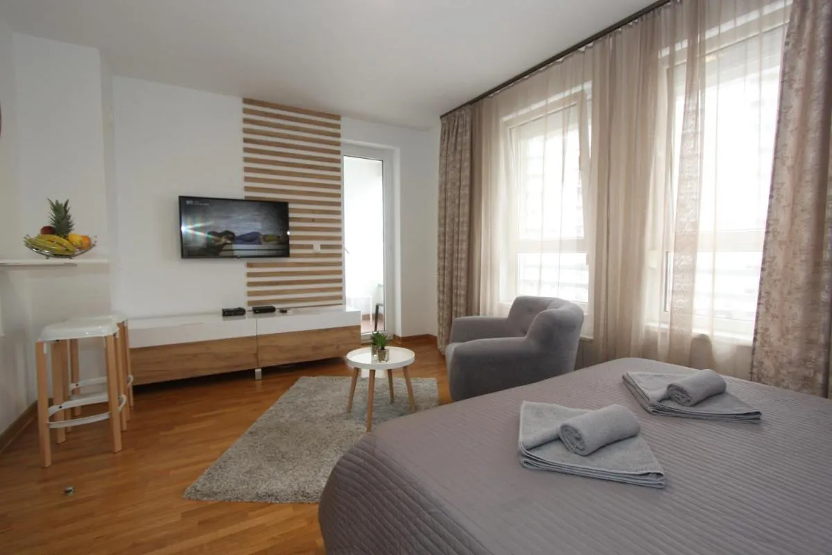 Kokpit – Stan Na Dan Novi Beograd Belvil, parking 5 evra dan — 5