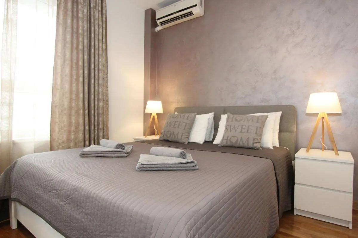 Kokpit – Stan Na Dan Novi Beograd Belvil, parking 5 evra dan — 2