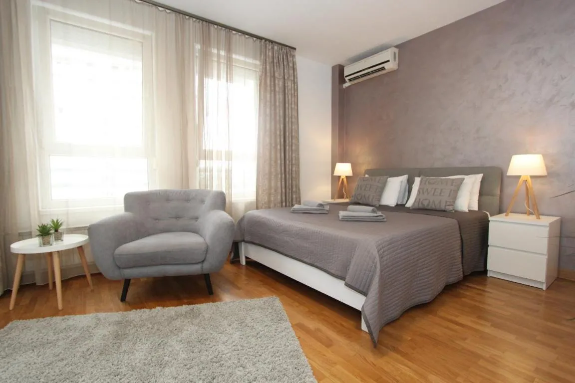 Kokpit – Stan Na Dan Novi Beograd Belvil, parking 5 evra dan
