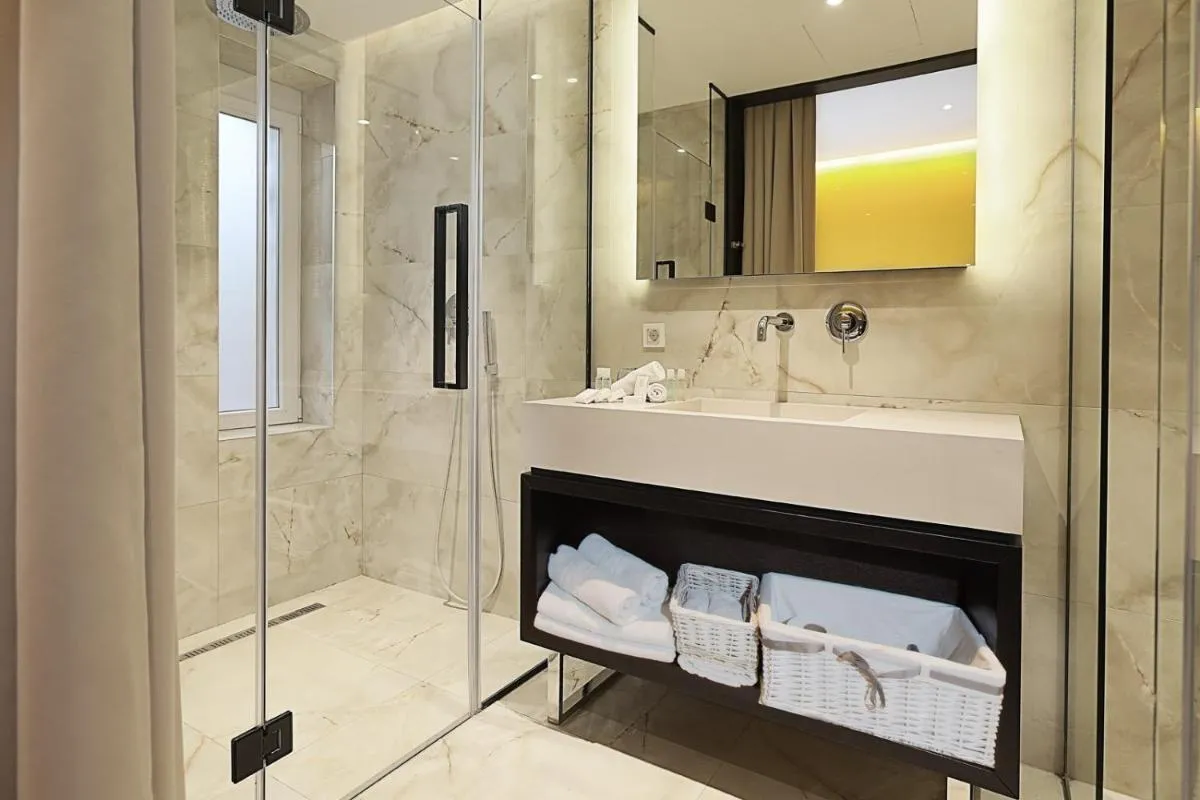 Maccani Black Luxury Suites — 3