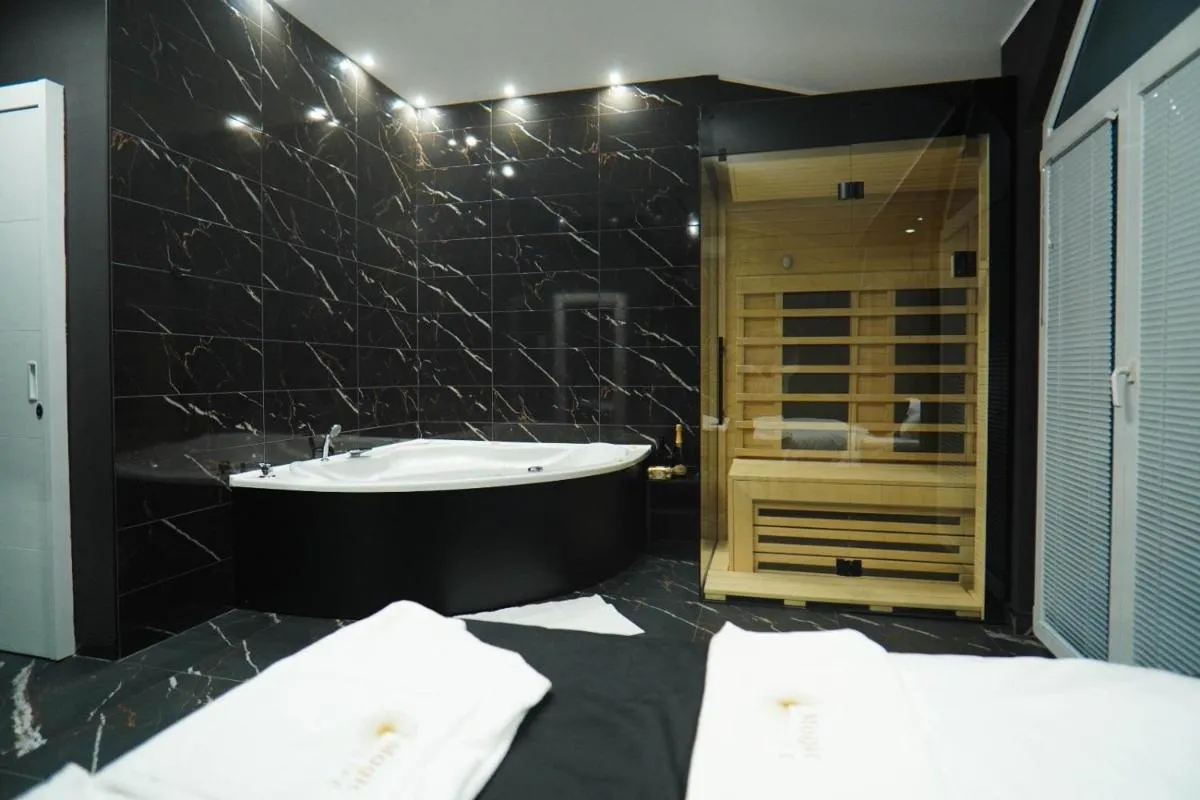 Magic Apartments with jaccuzzi and sauna — 3