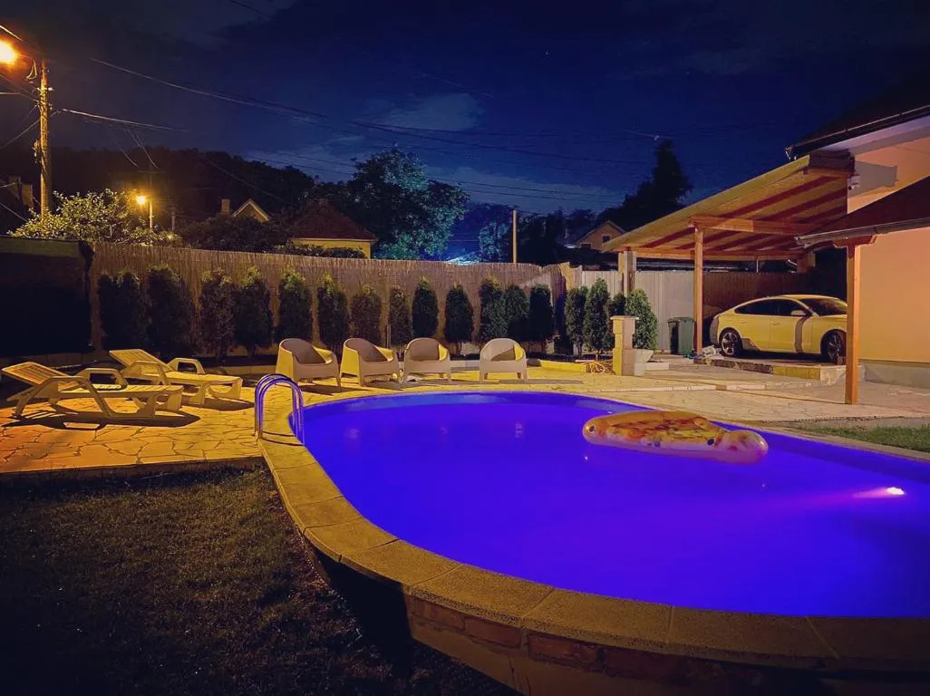 Mika’s Poolhouse