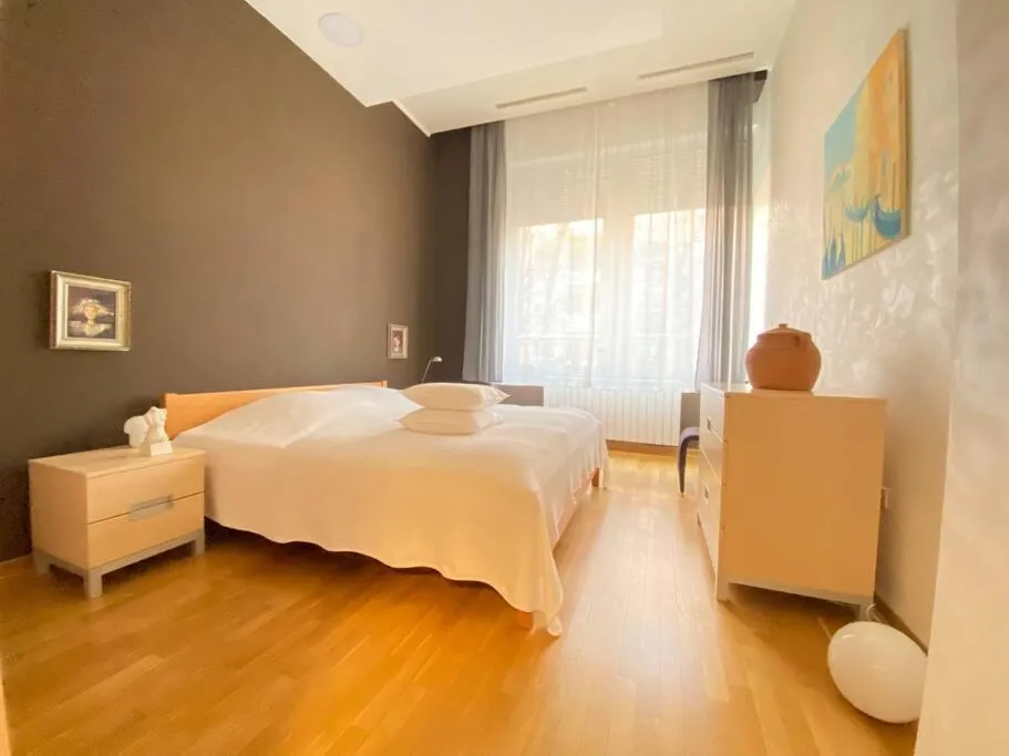 Modern apartment,24/7 security,free parking — 2